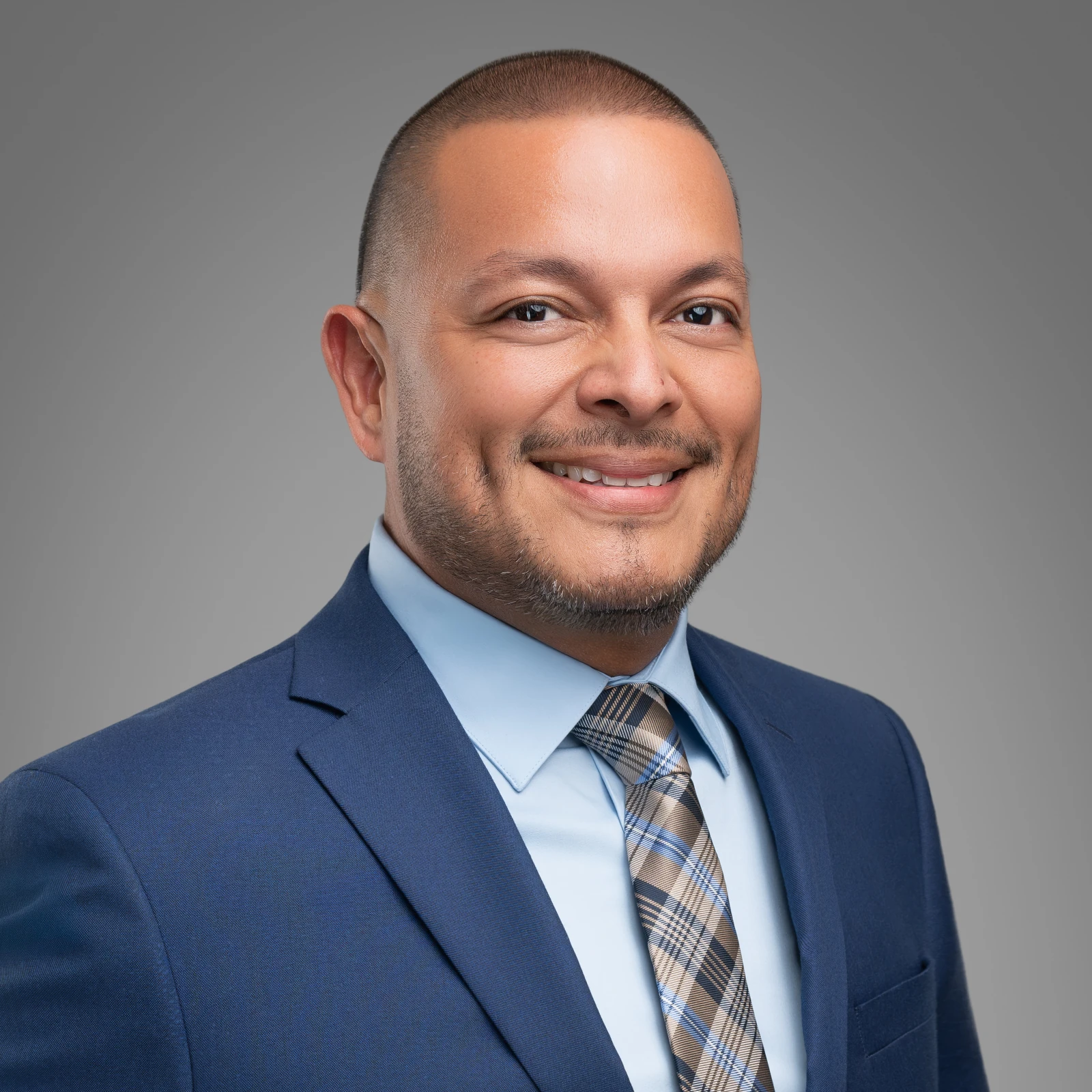 Headshot photo of Victor Mendoza